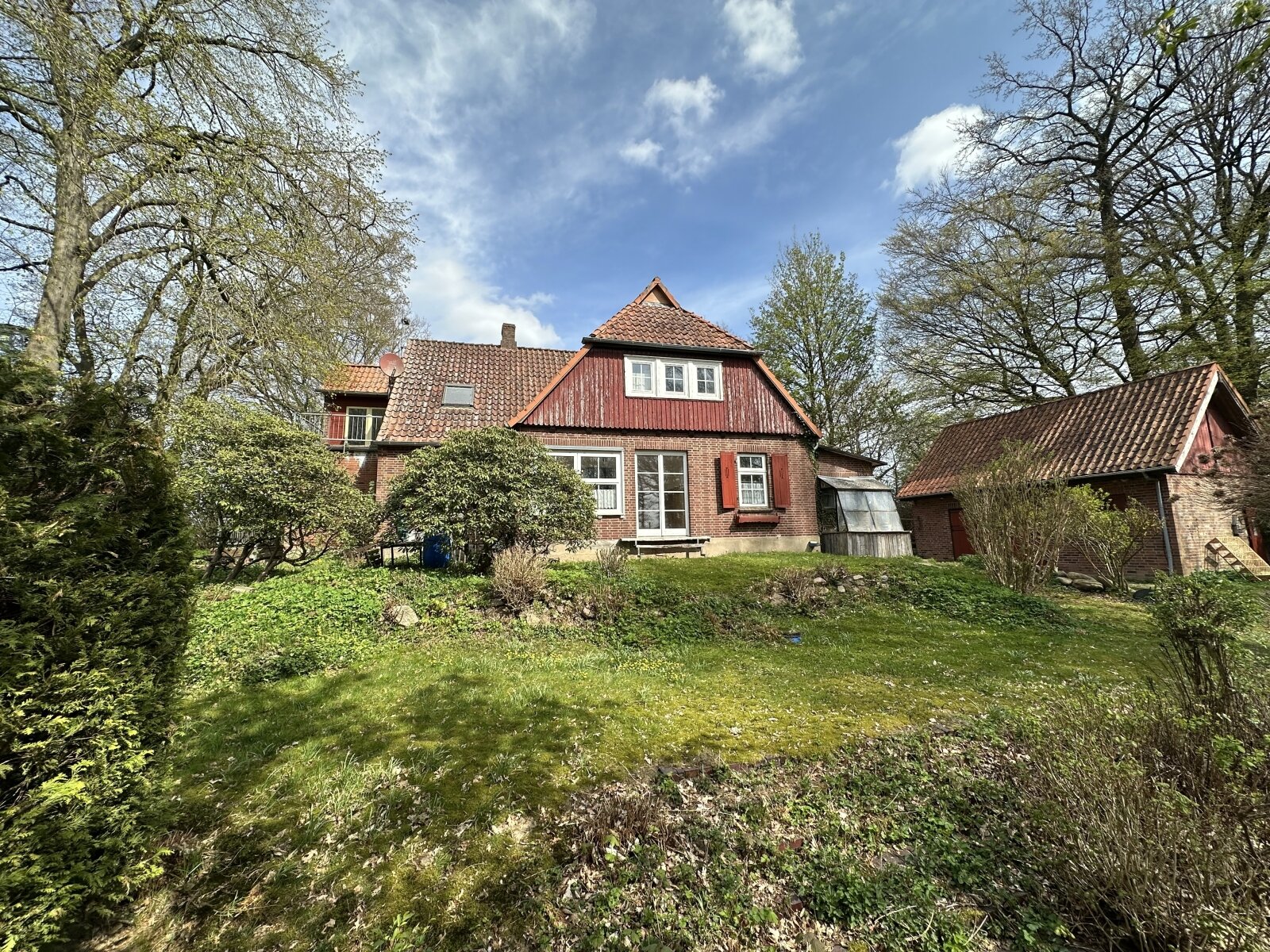 Sanierungsbedürftiges Einfamilienhaus  mit *Einliegerwohnung auf ca 8000 m²* Traumgrundstück