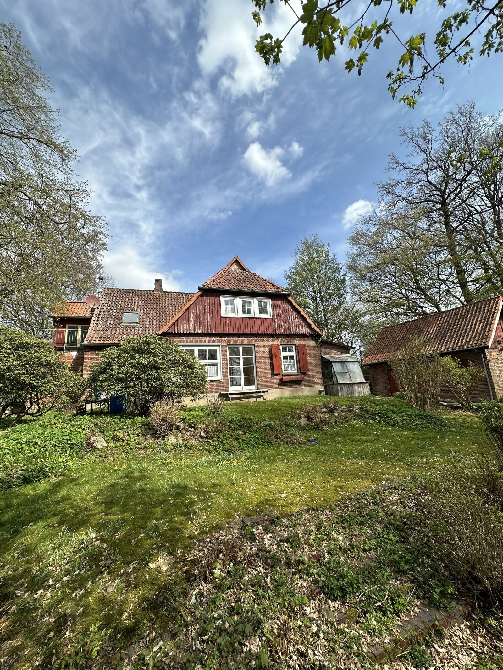 Sanierungsbedürftiges Einfamilienhaus  mit *Einliegerwohnung auf ca 8000 m²* Traumgrundstück