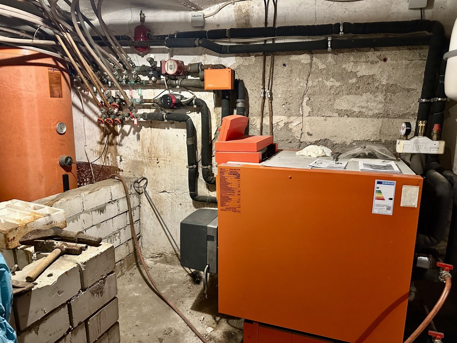 Sanierungsbedürftiges Einfamilienhaus  mit *Einliegerwohnung auf ca 8000 m²* Traumgrundstück