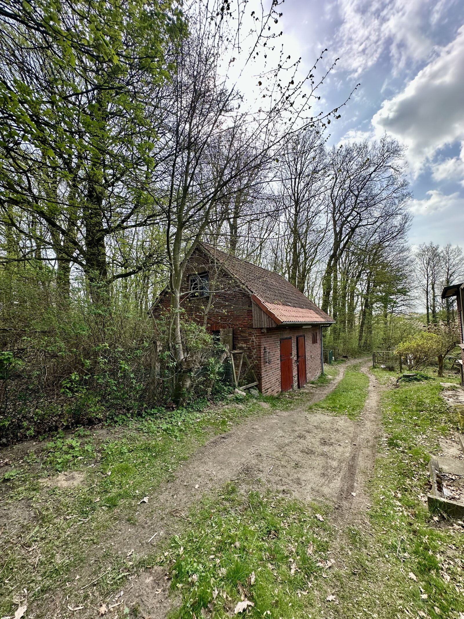 Sanierungsbedürftiges Einfamilienhaus  mit *Einliegerwohnung auf ca 8000 m²* Traumgrundstück