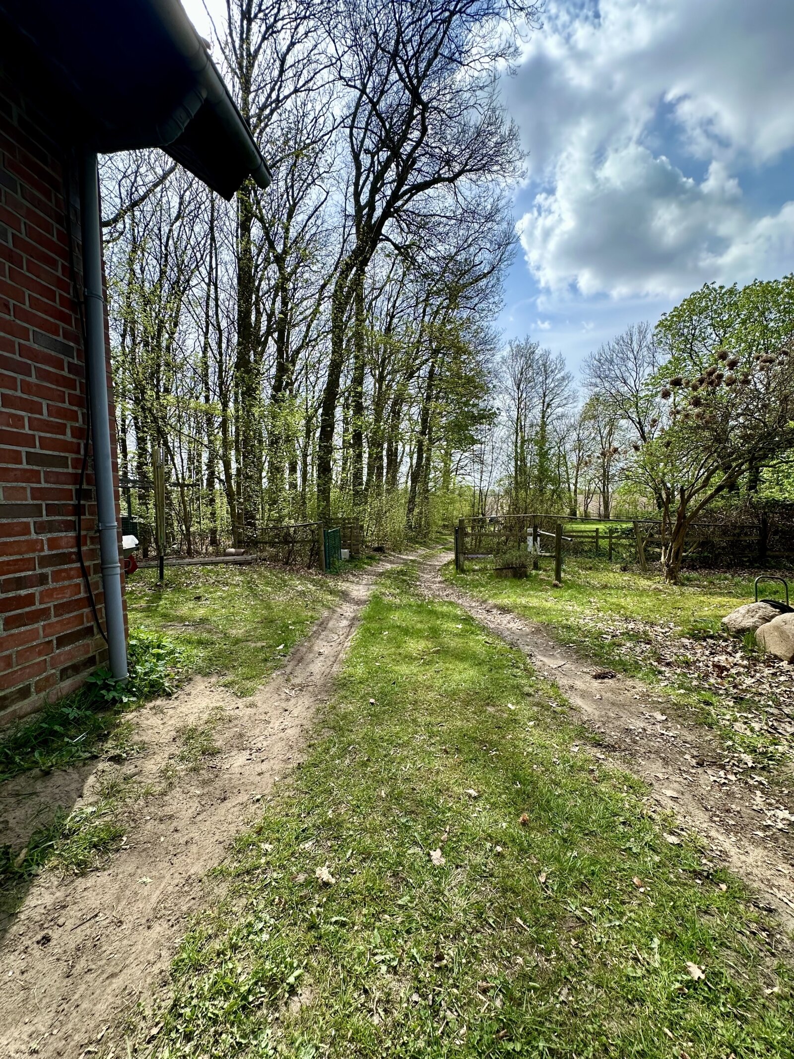 Sanierungsbedürftiges Einfamilienhaus  mit *Einliegerwohnung auf ca 8000 m²* Traumgrundstück