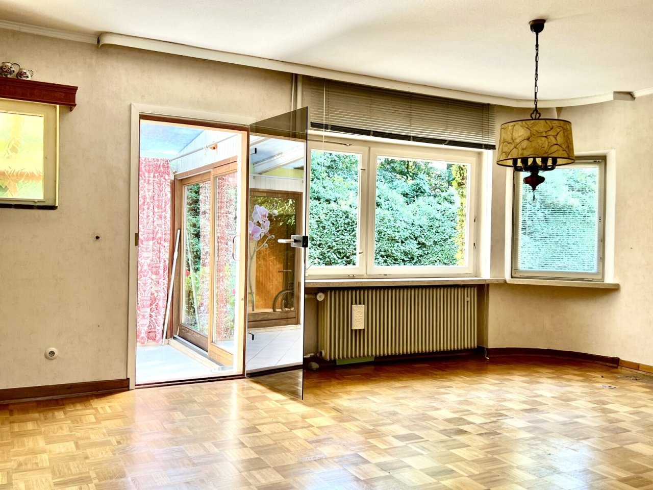 Wohnzimmer mit Zugang zum Wintergarten Wohnzimmer mit Zugang zum Wintergarten