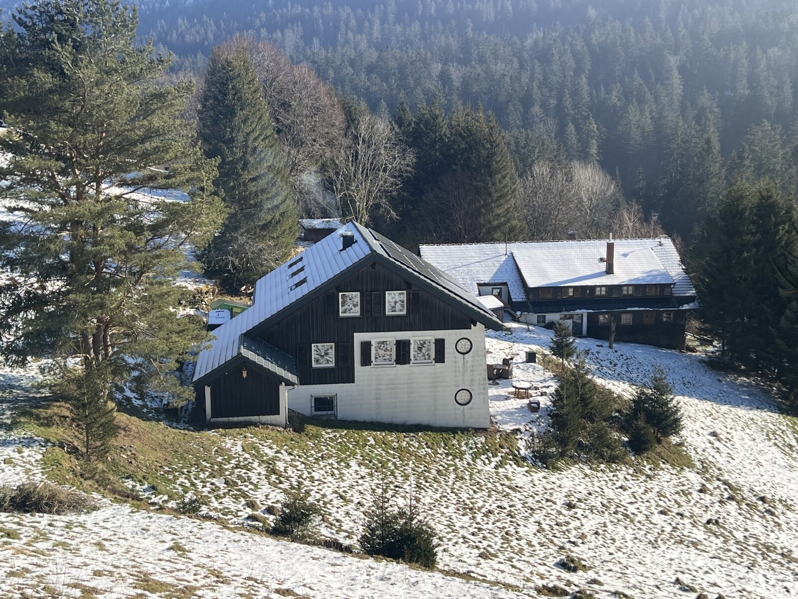 Im Vordergrund das Nachbarhaus mit Wegerecht