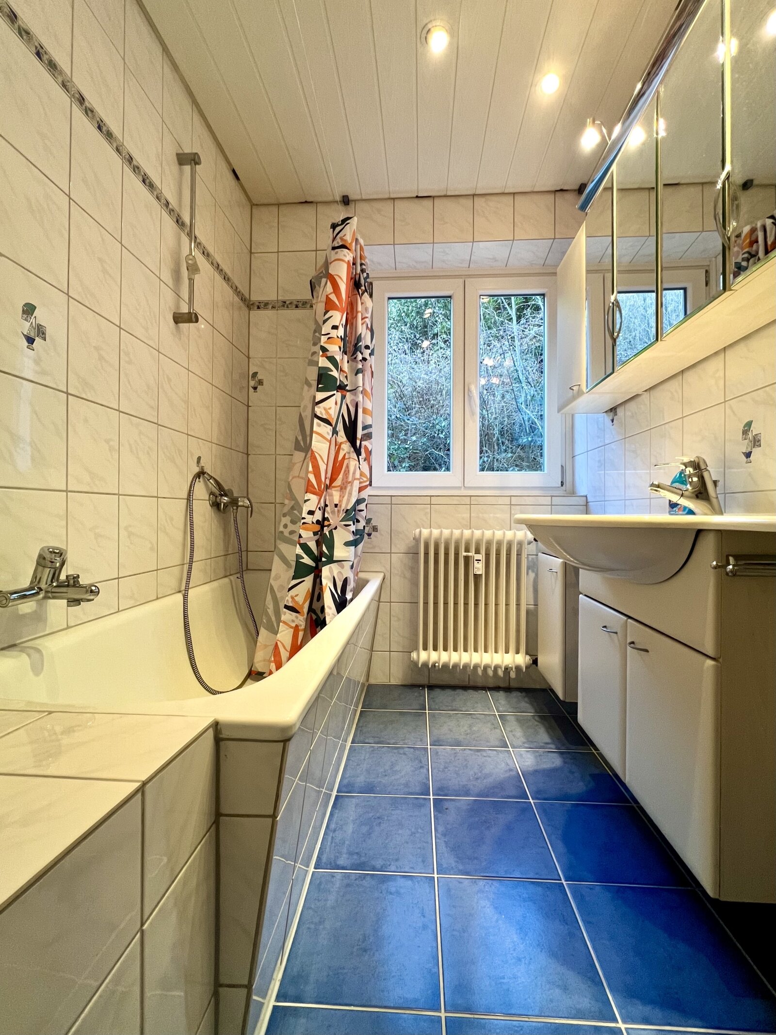 Bad mit Wanne