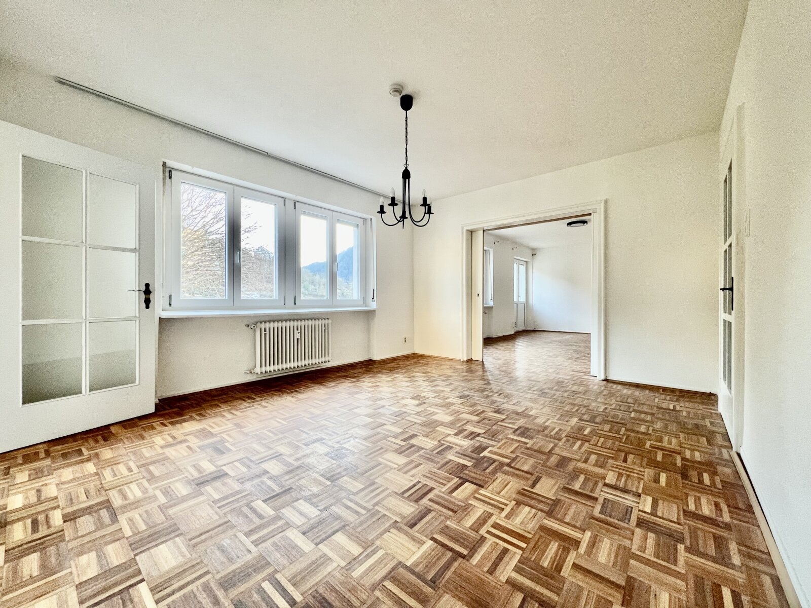 Wohnzimmer mit Schiebetür zum Esszimmer