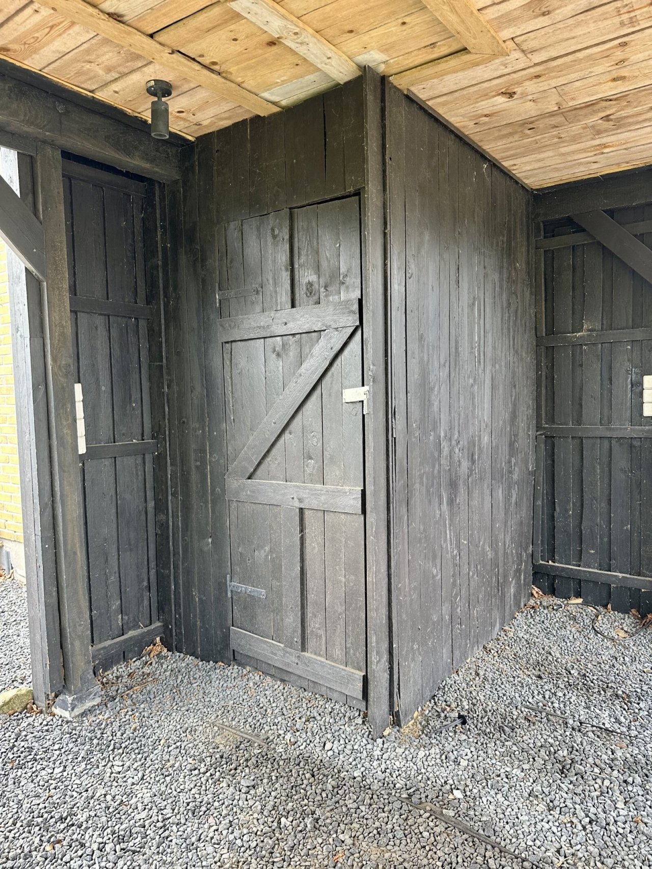 Kleiner Abstellraum im Carport